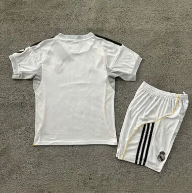 Imagen 2 del álbum Camisetas de fútbol infantiles del Real Madrid para los partidos en casa, números 25 y 26