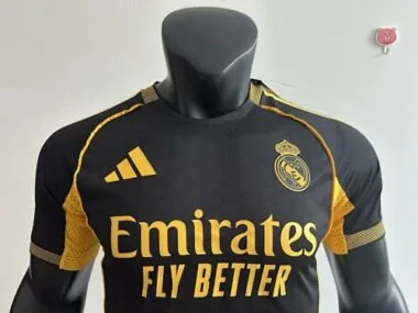 Imagem 4 do álbum Camisolas de futebol do Real Madrid, Versão Especial de Jogador, n.º 25-26