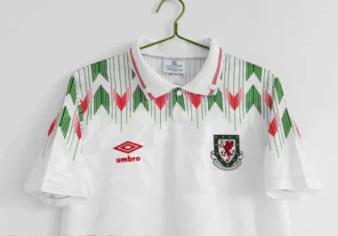 Imagen 2 del álbum Camisetas de fútbol retro de Gales para partidos fuera de casa de 1990/1992