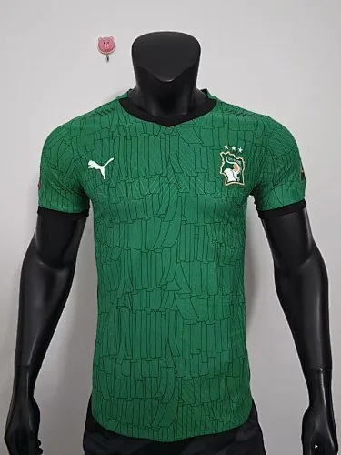 26-27 Voetbalshirts in spelersuitvoering van Ivoorkust