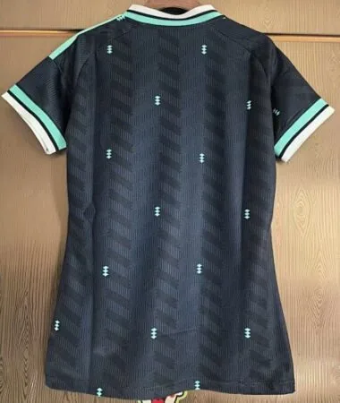 Afbeelding 2 van album Damesvoetbalshirts voor uitwedstrijden van het WK 2026 in Duitsland