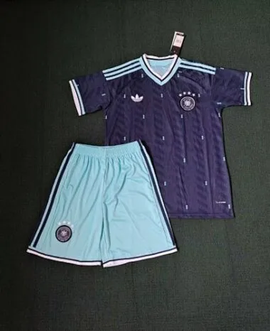 26-27 Duitsland: uitvoetenvoetbalshirts