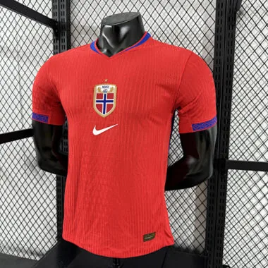 Afbeelding 3 van album Voetbalshirts 2025 Noorwegen – Thuisversie voor spelers