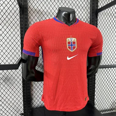 Afbeelding 5 van album Voetbalshirts 2025 Noorwegen – Thuisversie voor spelers