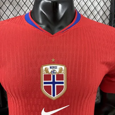 Afbeelding 9 van album Voetbalshirts 2025 Noorwegen – Thuisversie voor spelers
