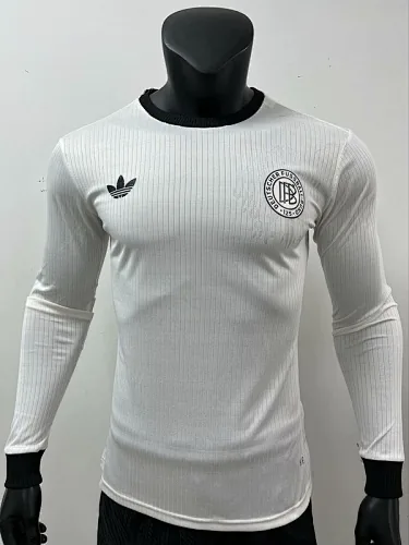 25-26 Voetbalshirts ter ere van het 125-jarig jubileum van Duitsland