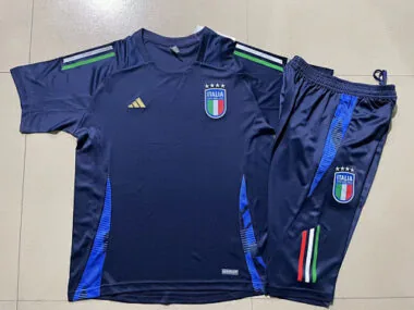 Imagen 2 del álbum Camisetas de entrenamiento de fútbol de Italia 2024