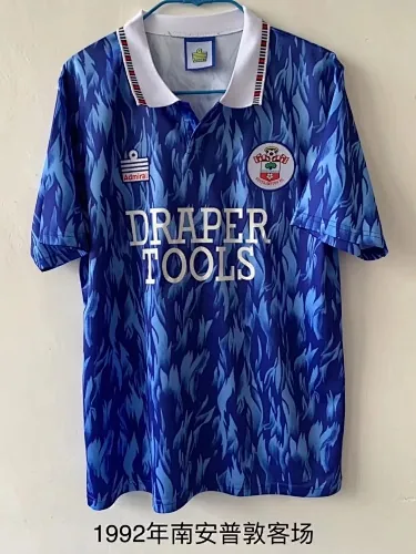 Copertina dell'album "Maglie da calcio retrò della trasferta a Southampton del 1992"