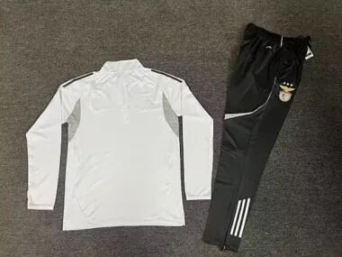 Imagen 2 del álbum Equipación de entrenamiento de fútbol del Benfica 25-26