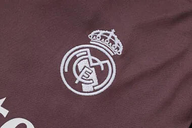 Imagem 6 do álbum Fato de treino de futebol do Real Madrid 26-27