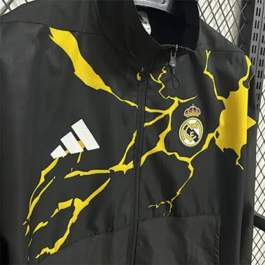 Imagem 5 do álbum Casacos-cortavento do Real Madrid 26-27