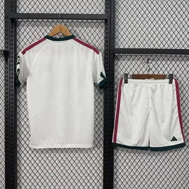 Image 2 de l’album Maillots de football pour enfants Real Madrid 26-27 (domicile)