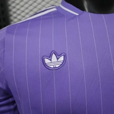 Image 2 de l’album Maillots de football « Real Madrid Player Version » n° 25-26