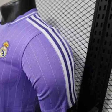 Image 3 de l’album Maillots de football « Real Madrid Player Version » n° 25-26