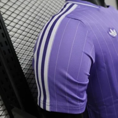Image 4 de l’album Maillots de football « Real Madrid Player Version » n° 25-26