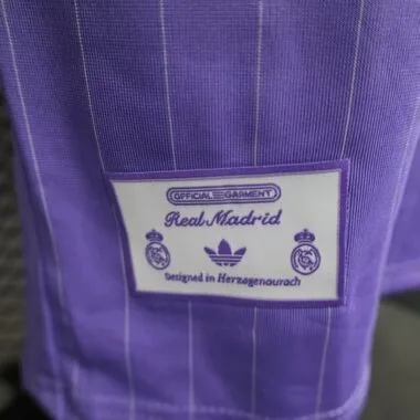 Image 5 de l’album Maillots de football « Real Madrid Player Version » n° 25-26