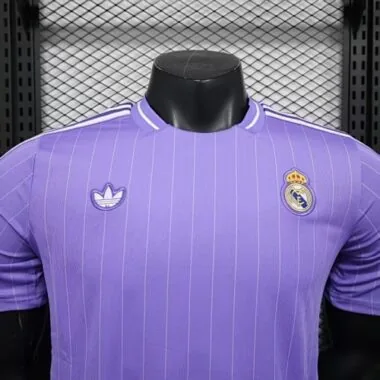 Image 7 de l’album Maillots de football « Real Madrid Player Version » n° 25-26
