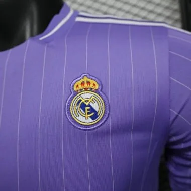 Image 8 de l’album Maillots de football « Real Madrid Player Version » n° 25-26