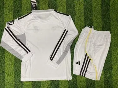 Image 2 de l’album Maillots de football pour enfants Real Madrid 25-26 (domicile)
