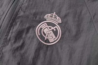 Image 2 de l’album Vestes coupe-vent du Real Madrid 25-26