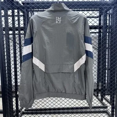 Image 7 de l’album Vestes coupe-vent du Real Madrid 25-26