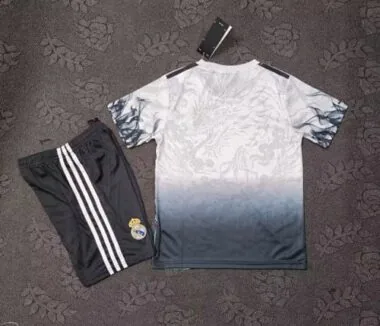 Image 2 de l’album Maillots de football pour enfants « Real Madrid Special » n° 25-26