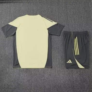 Imagem 2 do álbum Fato de treino de futebol do Real Madrid 25-26