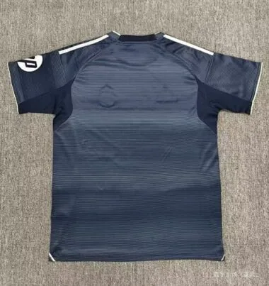 Image 2 de l’album Maillots de football « troisième » du Real Madrid n° 25-26