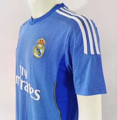 Immagine 3 dell’album Maglie da calcio retro in trasferta del Real Madrid 13/14