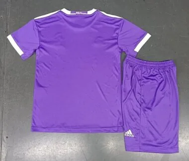 Image 2 de l’album Maillots de football rétro pour enfants du Real Madrid (saison 16/17) – Modèle extérieur