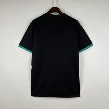 Image 2 de l’album Maillots de football rétro du Real Madrid (à l’extérieur) saison 17/18