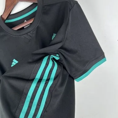 Image 3 de l’album Maillots de football rétro du Real Madrid (à l’extérieur) saison 17/18