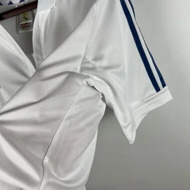 Immagine 3 dell’album Maglie da calcio retro del Real Madrid (2001/02) - versione casalinga