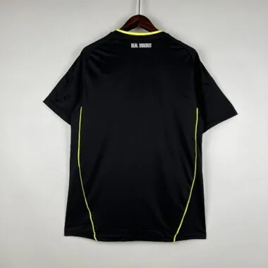 Image 2 de l’album Maillots de football rétro du Real Madrid (10/11) pour les matchs à l’extérieur