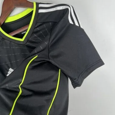 Image 3 de l’album Maillots de football rétro du Real Madrid (10/11) pour les matchs à l’extérieur