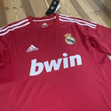 Afbeelding 3 van album Real Madrid derde retro-voetbalshirts seizoen 2011/12