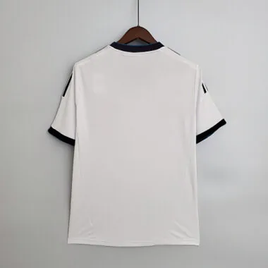 Immagine 2 dell’album Maglie da calcio retro da casa del Real Madrid 12/13