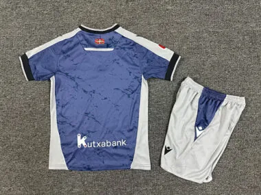 Image 2 de l’album Maillots de football pour enfants « Real Sociedad » (à l’extérieur), numéros 25 et 26
