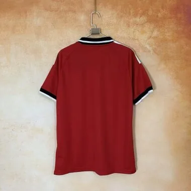 Image 2 de l’album Maillots de foot spéciaux Séville 26-27