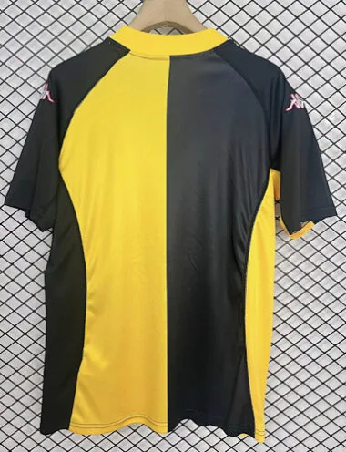 Image 2 de l’album Maillots de football rétro du Zaragoza à l’extérieur, saison 2001