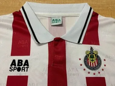 Imagem 8 do álbum Camisolas de futebol retro da Chivas para jogos em casa, da época 94-95