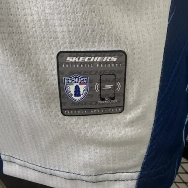 Imagem 2 do álbum Camisolas de futebol da equipa da casa do Pachuca, versões dos jogadores, n.ºs 25 e 26