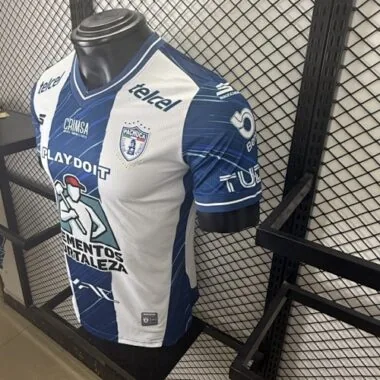 Imagem 3 do álbum Camisolas de futebol da equipa da casa do Pachuca, versões dos jogadores, n.ºs 25 e 26