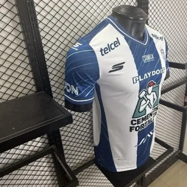 Imagem 4 do álbum Camisolas de futebol da equipa da casa do Pachuca, versões dos jogadores, n.ºs 25 e 26