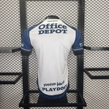 Imagem 6 do álbum Camisolas de futebol da equipa da casa do Pachuca, versões dos jogadores, n.ºs 25 e 26