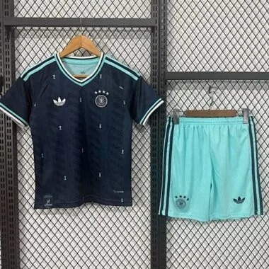 26-27 Duitsland: uitvoetenvoetbalshirts
