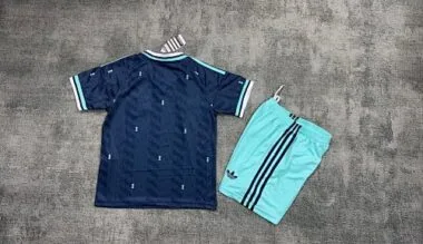 Imagen 2 del álbum Camisetas de fútbol infantiles de la selección de Alemania para partidos fuera de casa, n.º 26-27