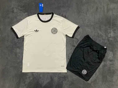 25-26 Voetbalshirts ter ere van het 125-jarig jubileum van Duitsland