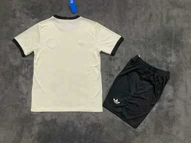 Imagen 2 del álbum Camisetas de fútbol del 125.º aniversario de Alemania (25-26)