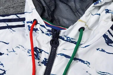 Image 2 de l’album 2023 : Sweats à capuche et coupe-vent « Italie » blancs et bleus